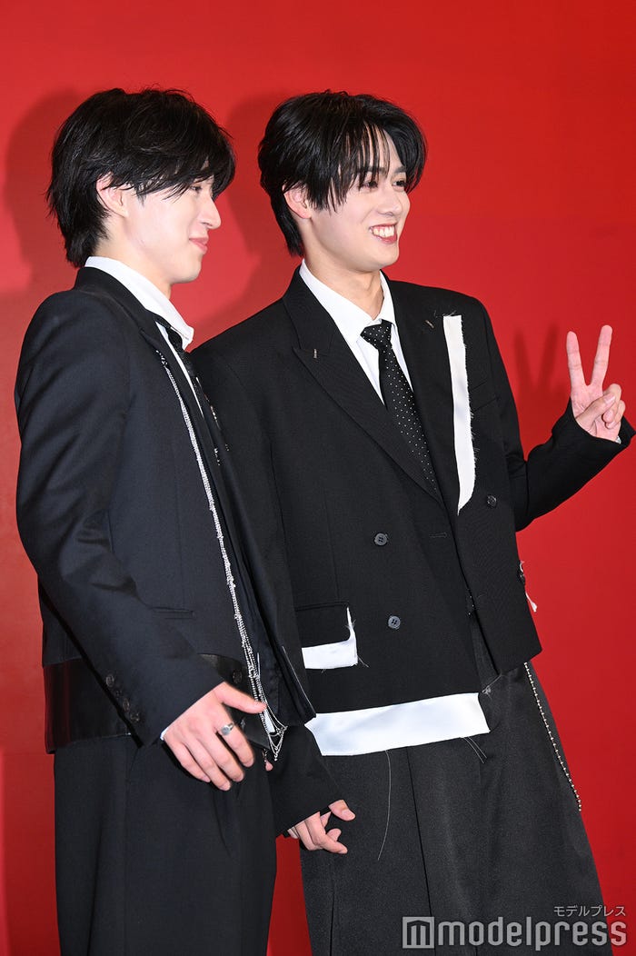 西山智樹、ポーズを求められ即座に笑顔でピースをする前田大輔(C)モデルプレス