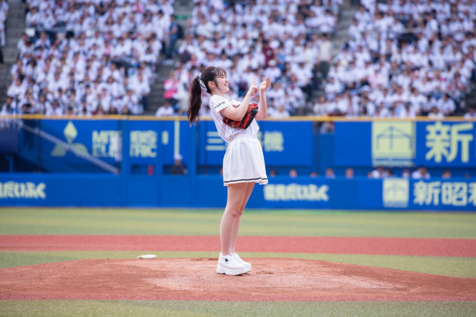 スシポーズを笑顔で披露する鈴木愛理（提供画像）