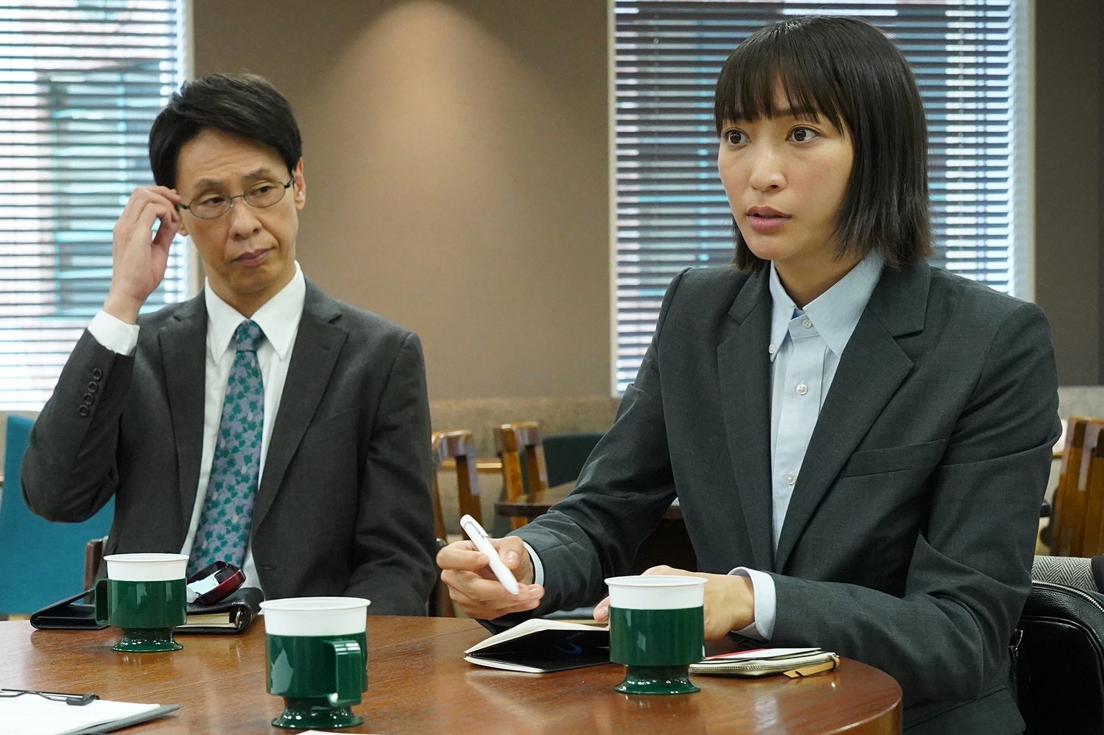 （左から）大倉孝二、杏／「競争の番人」第7話より（C）フジテレビ