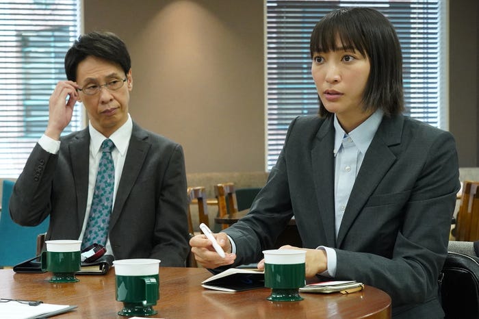 (左から)大倉孝二、杏/「競争の番人」第7話より(C)フジテレビ