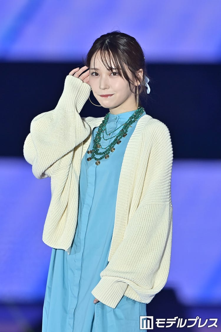 画像4/8) 那須ほほみ、鮮やかワンピース姿披露 笑顔＆クールな表情の 