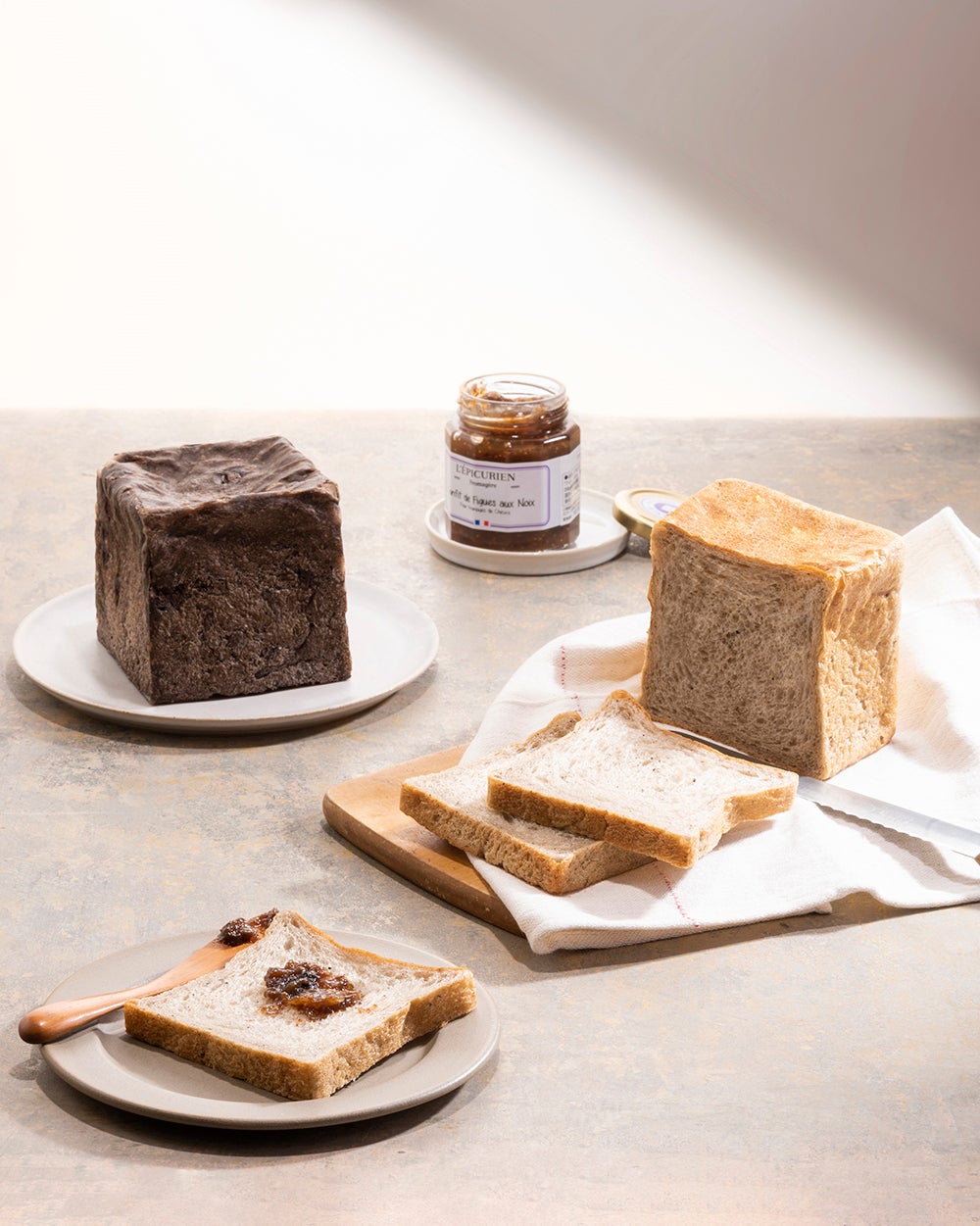 左から）チョコレートくるみ食パン（500円）トリュフ食パン（385円）／画像提供：品道