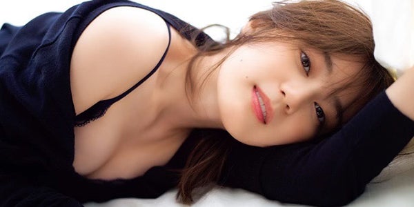 乃木坂46生田絵梨花、大人なキャミ姿でベッドに 白肌眩しい卒業本先行