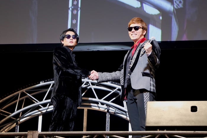 新加入発表のようす(ワタナベマホト、HIKAKIN) (提供写真)