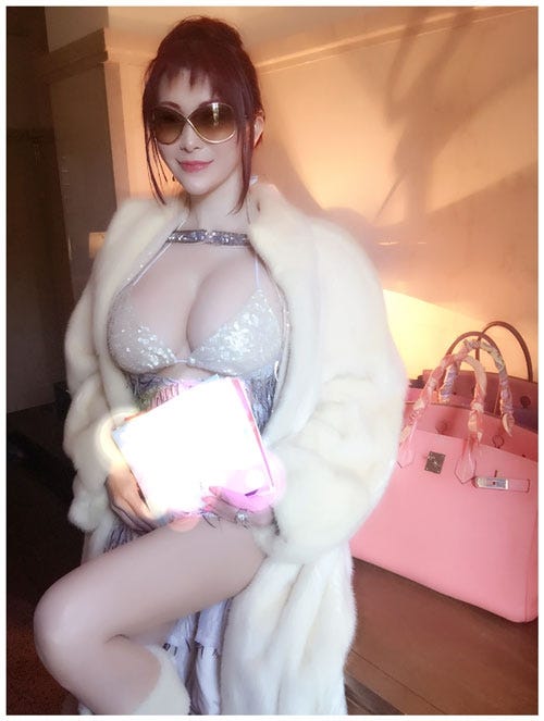 戦利品を手にした叶美香/公式ブログ(LINE)より