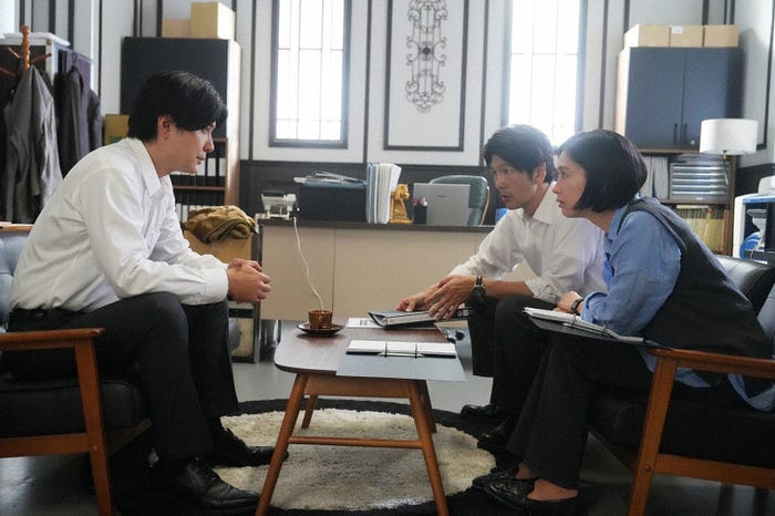 玉山鉄二、丸山智己、水川あさみ「笑うマトリョーシカ」第7話より(C)TBS