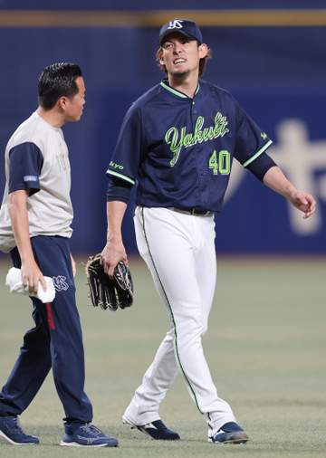 ヤクルト先発・高梨に打球直撃のアクシデント 治療を受けにベンチへ下がるも続投 初回、中日先頭の大島が投手強襲内野安打
