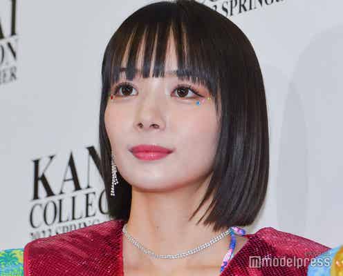 岡田紗佳、“超ミニ丈”で美脚スラリ「セクシー」「眩しい」と反響