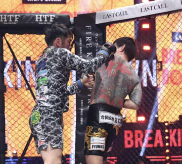 BDレジェンド対決が壮絶決着 伝説喧嘩師が“キング・オブ・アウトサイダー”啓之輔撃破！無傷6連勝「こんな舞台俺に与えてくれてありがとう」