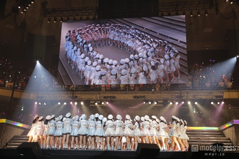 AKB48グループ研修生103名が圧巻のパフォーマンス／（C）AKS