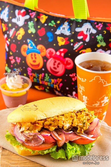スペシャルセット、スーベニアランチケース付き￥1820（C）Disney