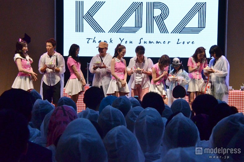 KARAとファン／メンバーが手作りかき氷をファンに振る舞う