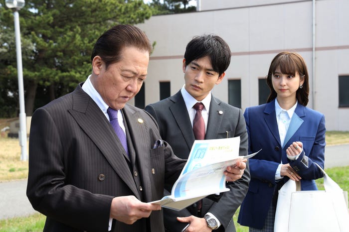 石橋凌、松下洸平、佐々木希/「やんごとなき一族」第3話より(C)フジテレビ