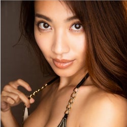 “SEXYお姉さん”青山めぐ、ゴールド水着で美バスト披露 鍛えた肉体美から“セクシーパワー”放出