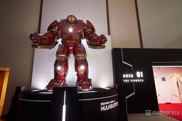 展示ルーム前の等身大ハルクバスター(C)MARVEL