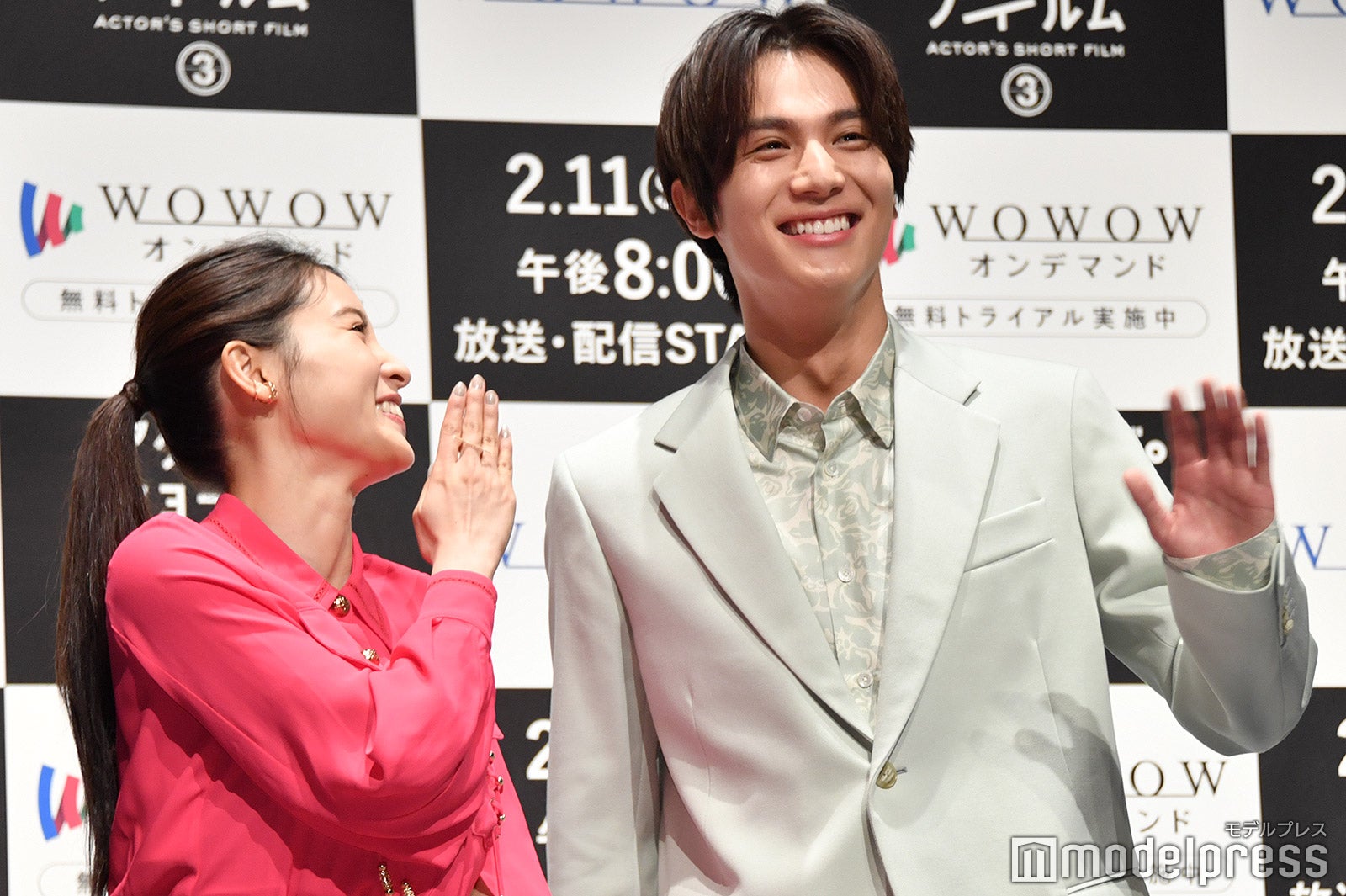 フォトセッション時にぶつかってしまい笑う土屋太鳳、中川大志（C）モデルプレス