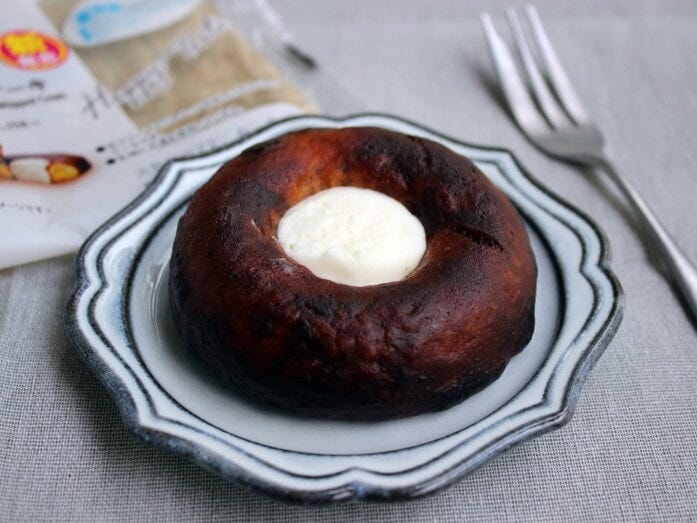 焼きドーナツのような形状ですが、黒い焼き色はカヌレの色をよく再現しています