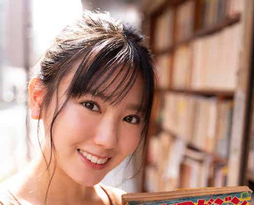 沢口愛華、美谷間チラ見せの書店グラビア