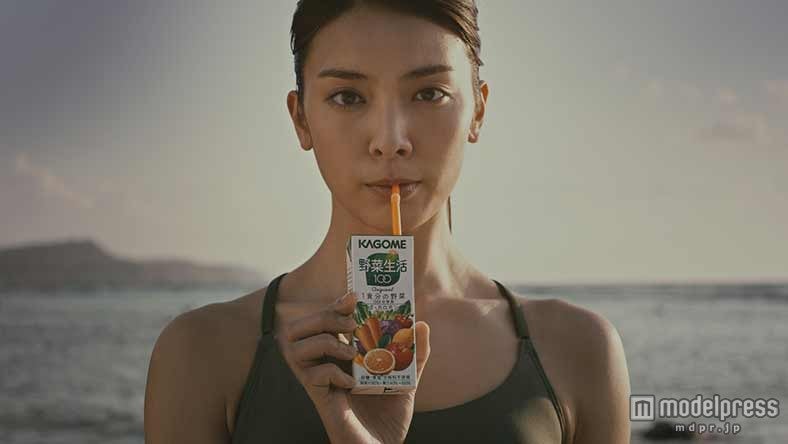 秋元才加／カゴメ「野菜生活100」新CM「栄養吸収率の高い野菜篇」より
