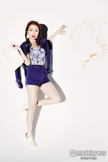 美脚魅せでスタイルアップ／モデル：尾崎紗代子