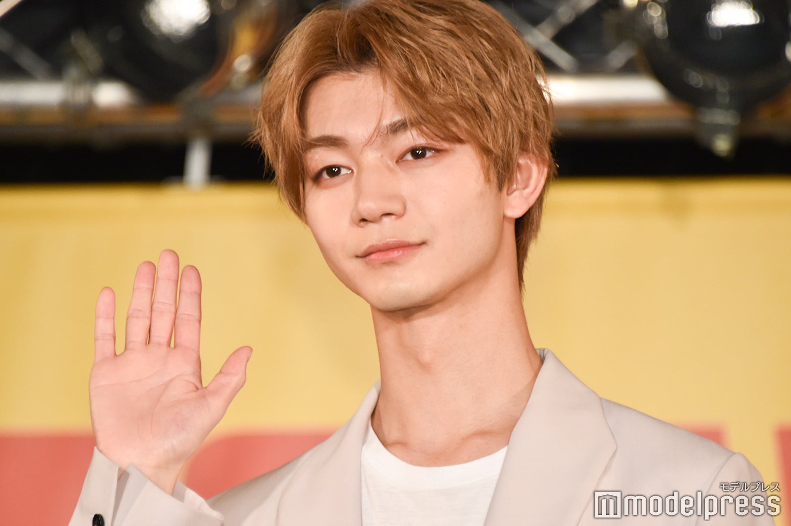目線を求められる度「ありがとうございます」とお礼を言う吉澤要人（C）モデルプレス