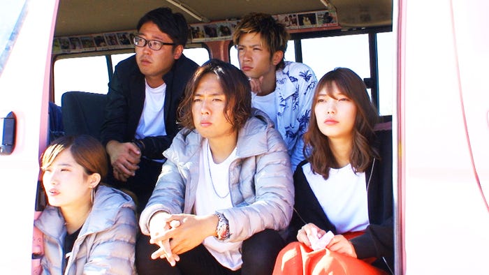 トムと桜子を見守るメンバー「あいのり:Asian Journey」シーズン2第21話より(C)フジテレビ