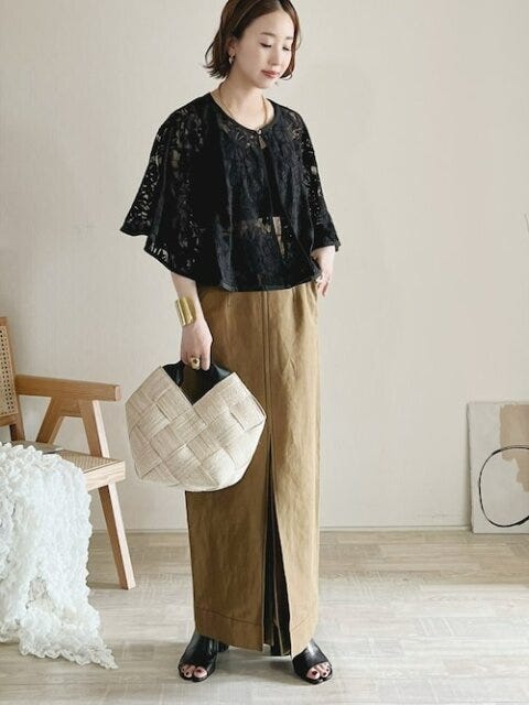 黒トップス　コーデ