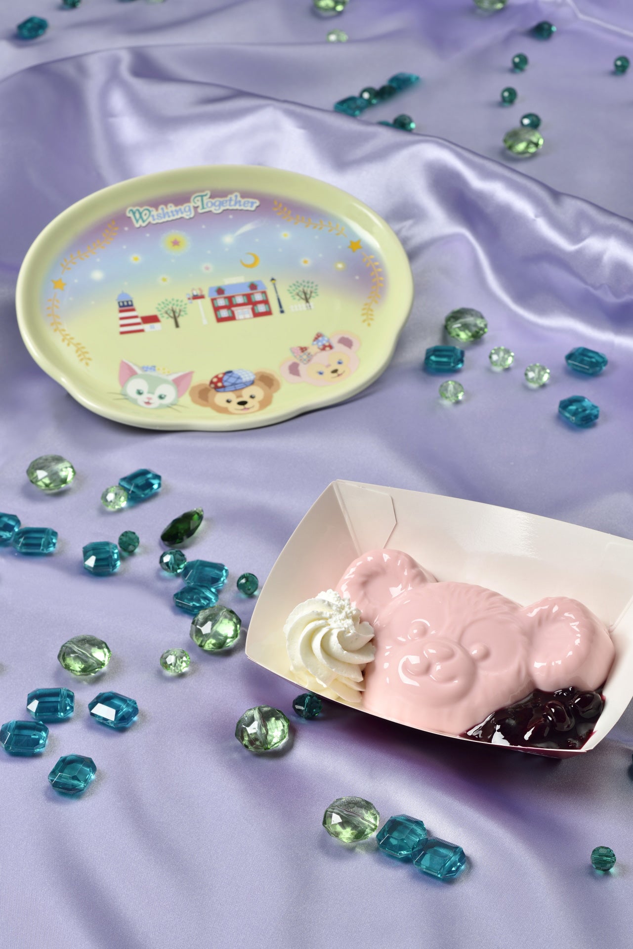 ストロベリーパンナコッタ、スーベニアプレート付き￥880（C）Disney