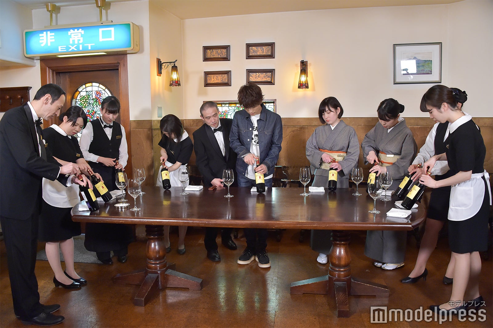 ワインの注ぎ方／岩田剛典「ホテル研修」の様子（C）モデルプレス