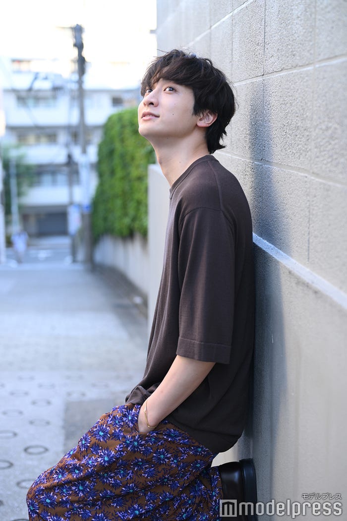 小関裕太/【衣装】ニット(ユーゲン/イデアス 03-6869-4279)パンツ(アンフィーロ/オンワード樫山 03-5476-5811)その他スタイリスト私物(C)モデルプレス