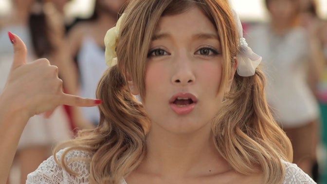 ローラ、キュートなツインテールで軽快ダンス　パロディービデオ公開