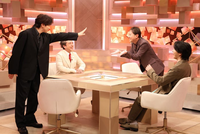 生田斗真、ムロツヨシ、中居正広、中村倫也(C)フジテレビ