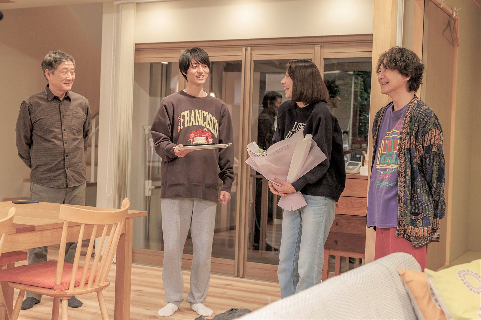 （左から）小林薫、作間龍斗、小池栄子、吉岡秀隆（C）日本テレビ