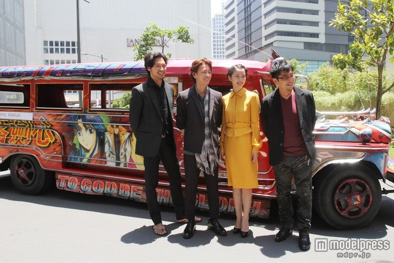 「るろうに剣心」でラッピングされたジープニー（左から）青木崇高、佐藤健、武井咲、大友啓史監督