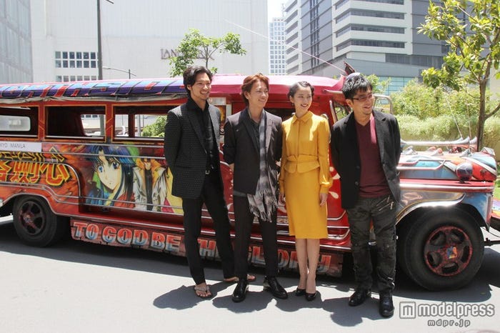 「るろうに剣心」でラッピングされたジープニー(左から)青木崇高、佐藤健、武井咲、大友啓史監督