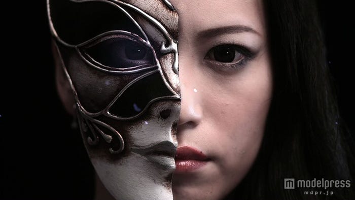 半顔メイクの仮面/No.6「NEGAI」ミュージックビデオより