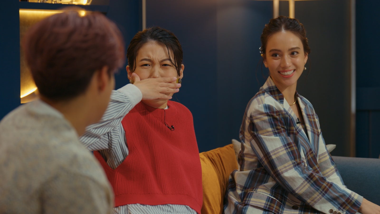 横澤夏子、滝沢カレン／Netflix「オオカミちゃんには騙されない」第1話（C）Netflix