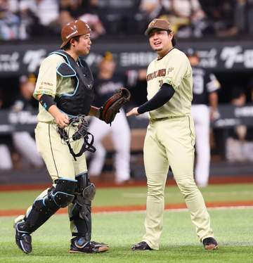 日本ハムが薄氷の連敗ストップ ファンが涙 九回4点差→1点差急追許すも堀が魂の栗原、柳田K斬り 天敵ソフトBからようやく今季2勝目 加藤貴がリーグ一番乗りで10勝目