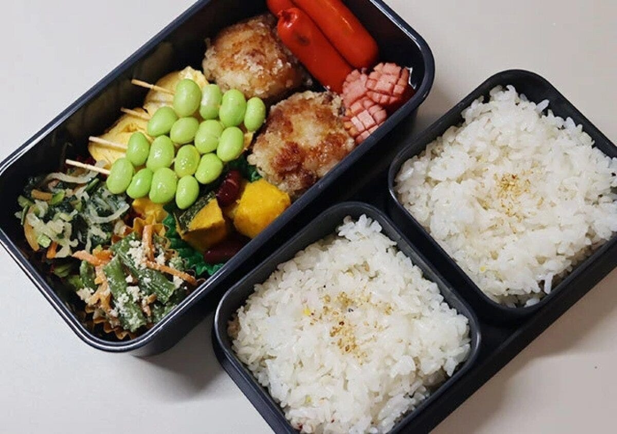 濃いグレーの三分割式弁当箱におかずとご飯がたっぷり詰められている 濃いグレーの三分割式弁当箱におかずとご飯がたっぷり詰められている