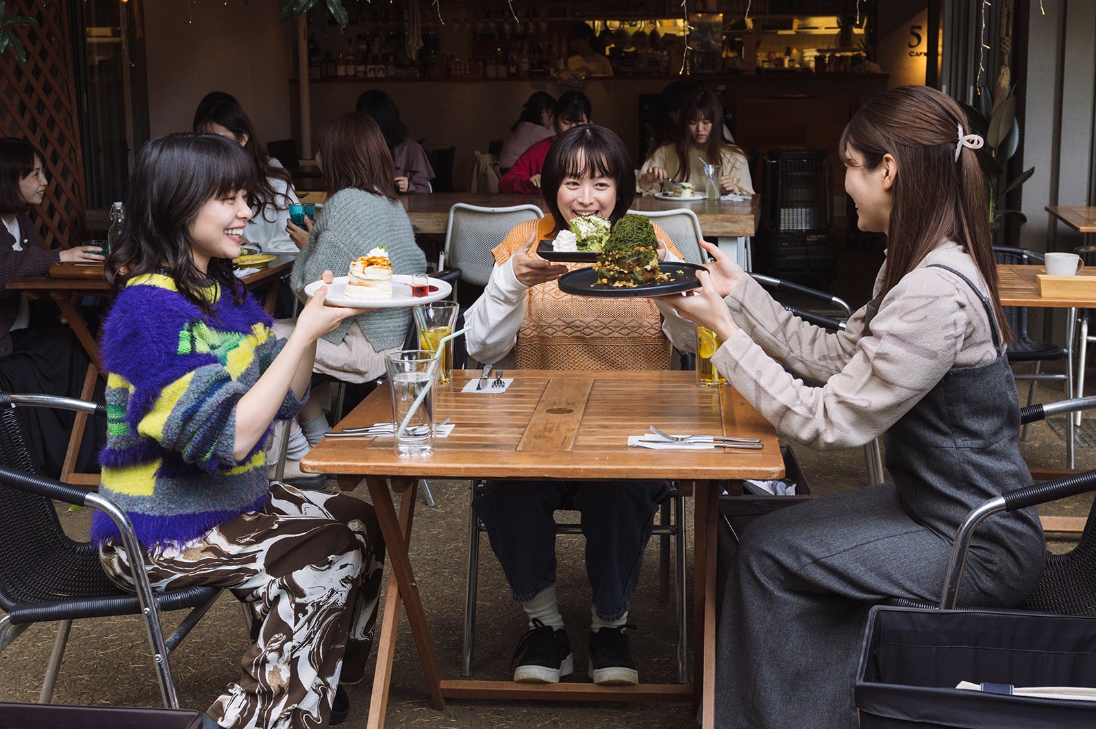 岸井ゆきの、清野菜名、生見愛瑠「日曜の夜ぐらいは…」第4話より（C）ABCテレビ