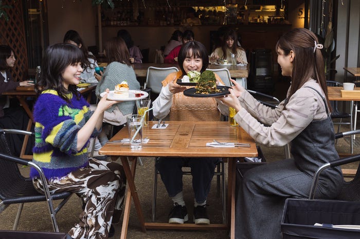 岸井ゆきの、清野菜名、生見愛瑠「日曜の夜ぐらいは…」第4話より(C)ABCテレビ