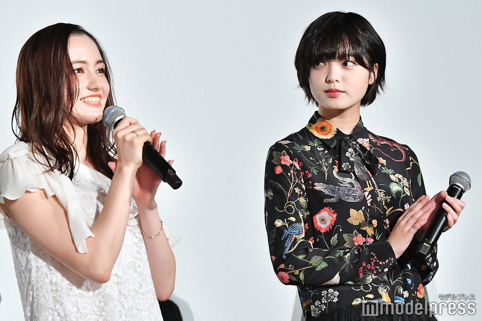 平手友梨奈（右）、アヤカ・ウィルソン（左）から歌声を絶賛される（C）モデルプレス