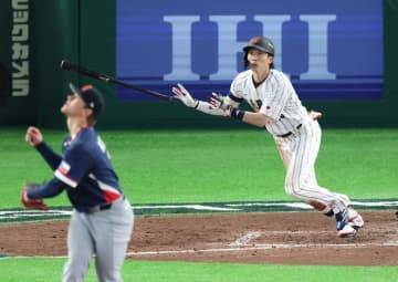 周東佑京がダメ押し3ラン！ベンチ前で「最高！」今大会、NPB選手の初アーチ 右翼席にたたきこむ