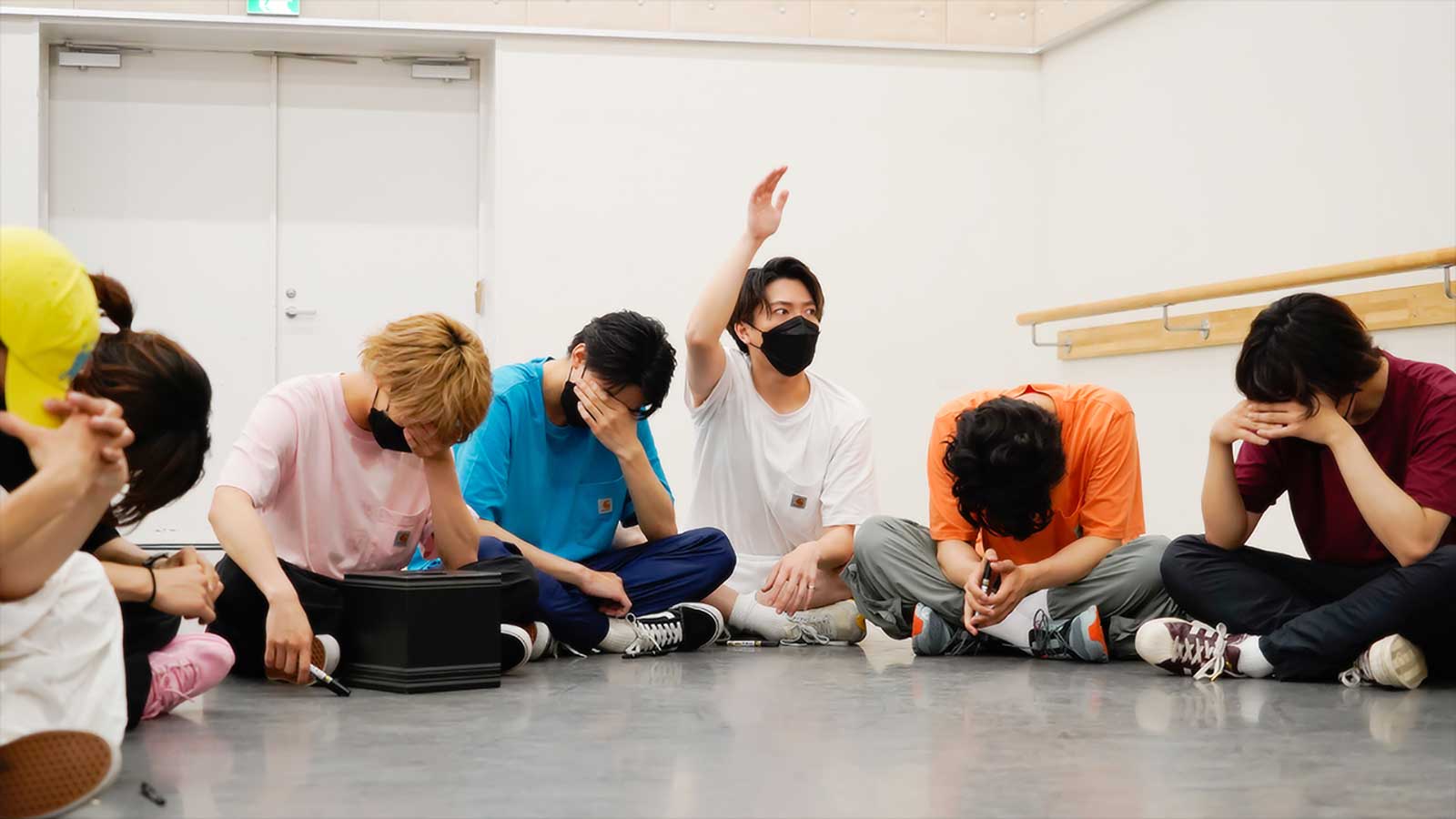 7ORDERメンバーの中で手を挙げる諸星翔希 （提供写真）