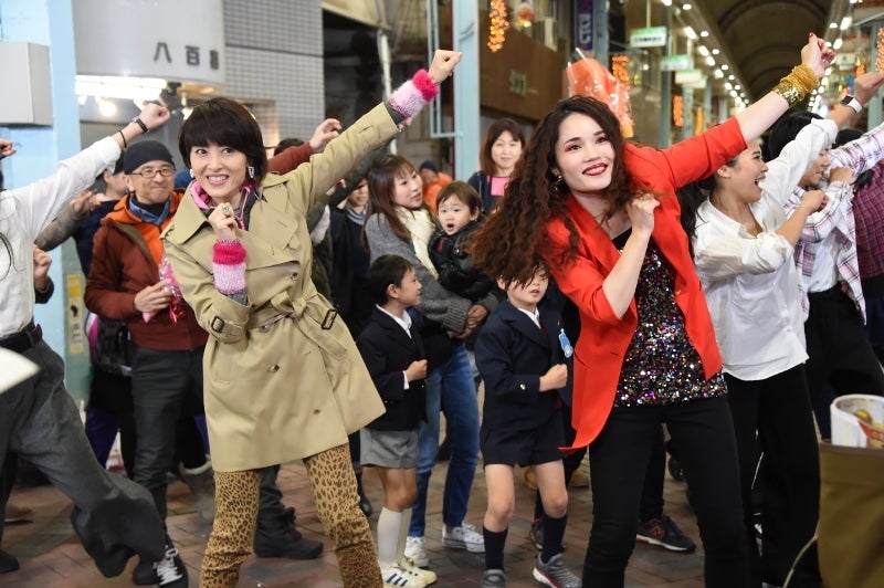 荻野目洋子＆平野ノラ（C）TBS