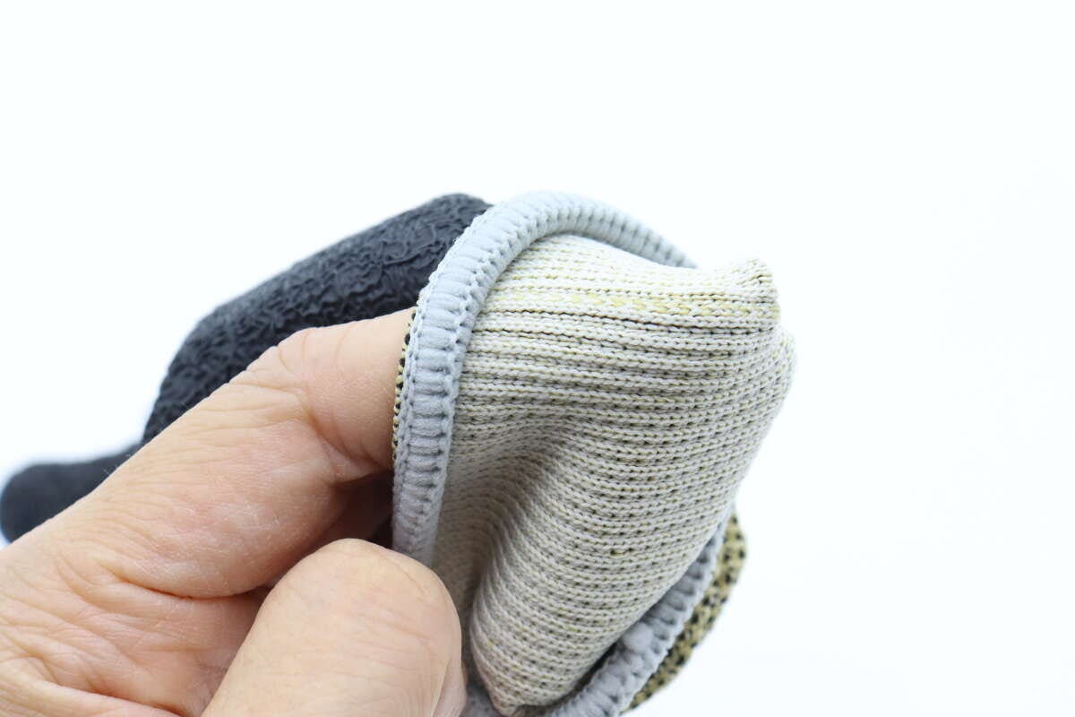 手袋の内側を指でめくりCOOLMAX糸の吸水速乾素材を見せている