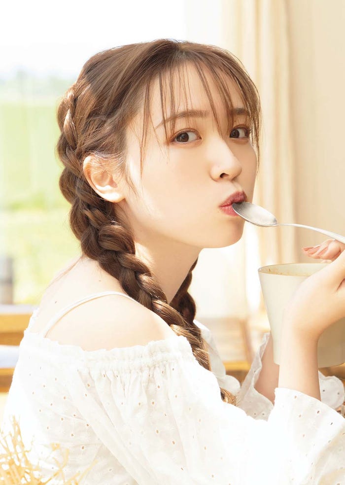 渡辺みり愛1st写真集「消極的な華やかさ」セブンネット版表紙/(撮影:彦坂栄治)