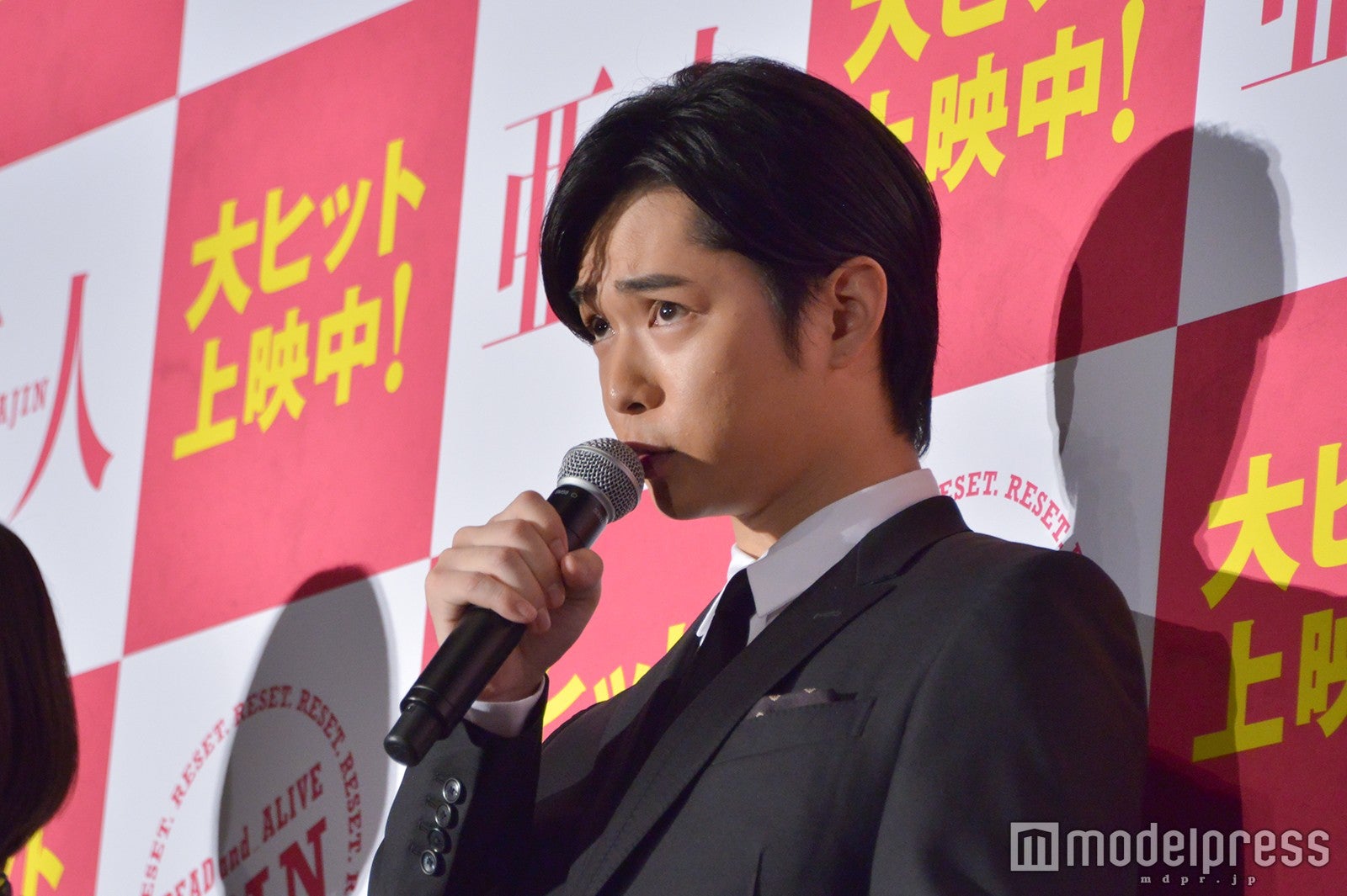 上目遣いの千葉雄大（C）モデルプレス