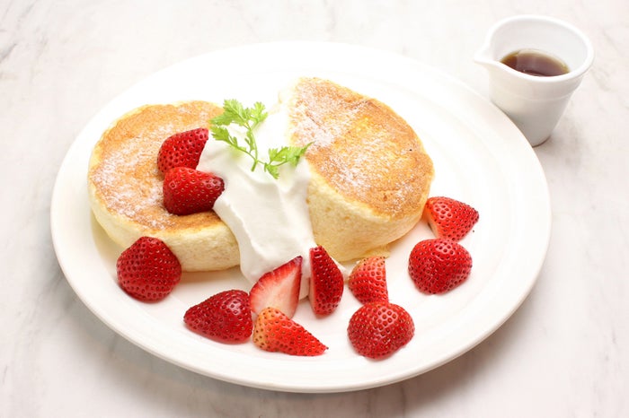 たっぷりいちごのスフレパンケーキ ¥1,280/画像提供:LIFEstyle