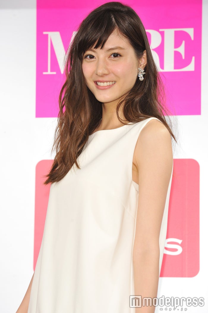 佐藤ありさ チュールワンピで美脚魅せ とびきりガーリーなホワイトコーデ ファッションチェック モデルプレス